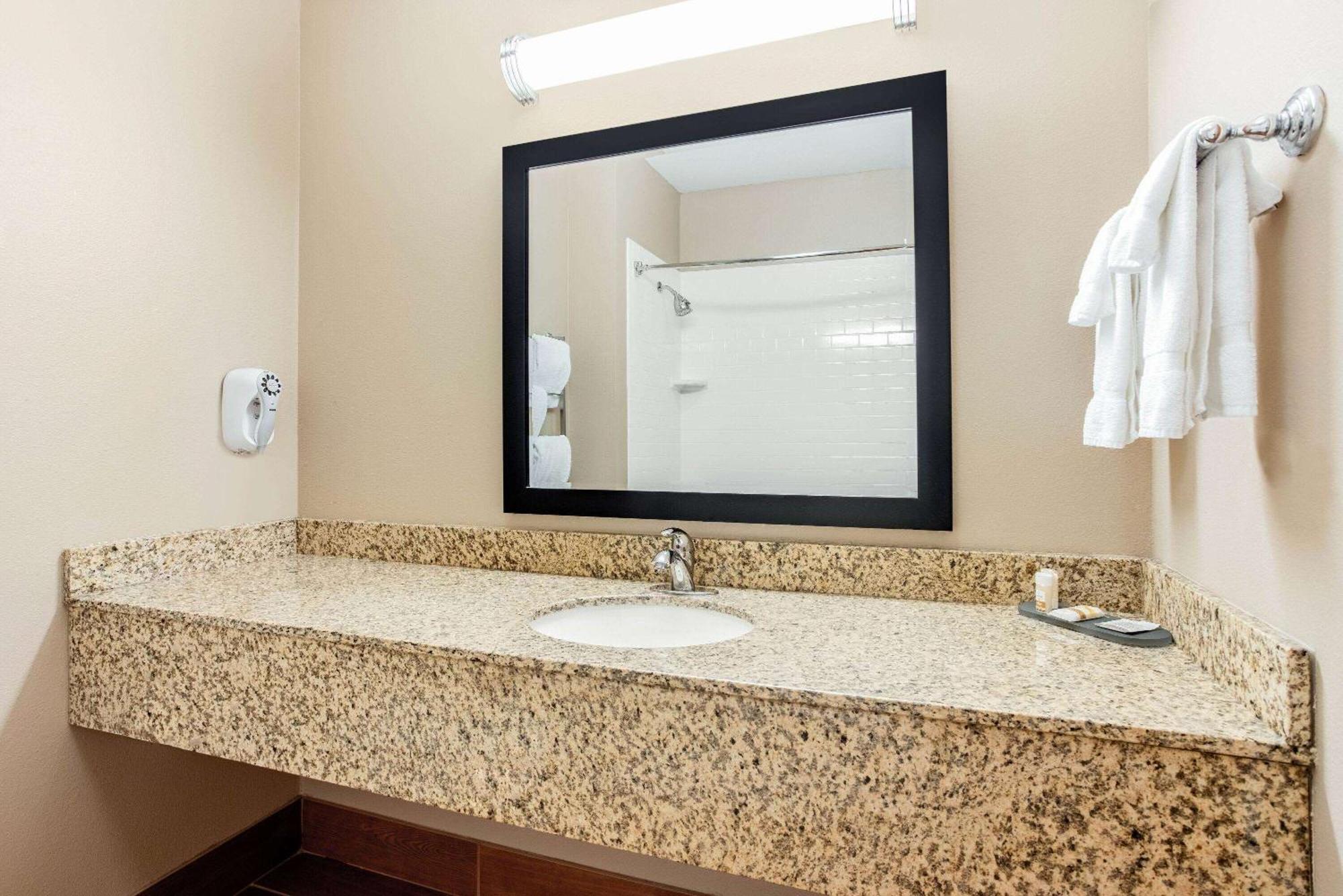 Hotel La Quinta By Wyndham Indianapolis Airport 3*