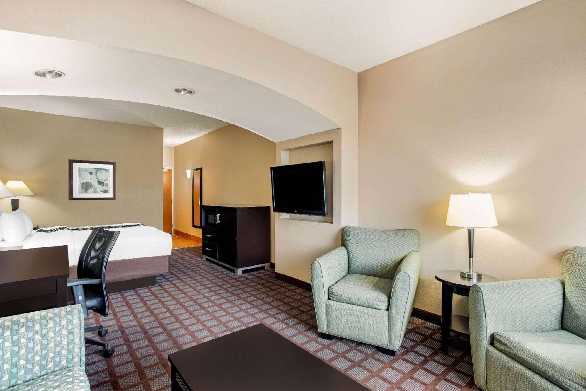 La Quinta By Wyndham Indianapolis Airport Hotel